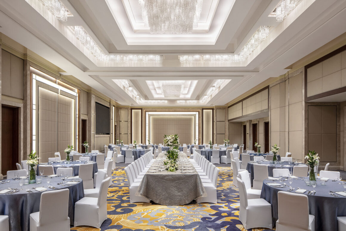 Sheraton Ballroom: The perfect setting for moments that transcend time, where timelessmemories are created and happiness goes beyond expectations. Every event here is anexquisite blend of elegance and enduring joy.